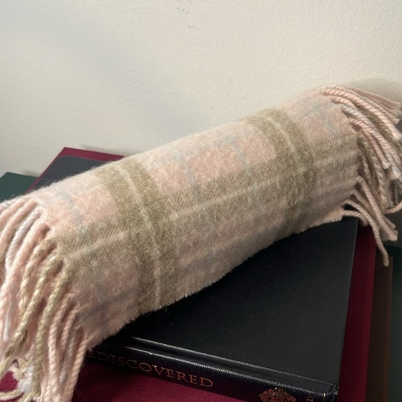 Mariele Waithe 100% Cashmere Pink Blue Tan Plaid Scarf with double sided Fringe - Picture 4 of 5